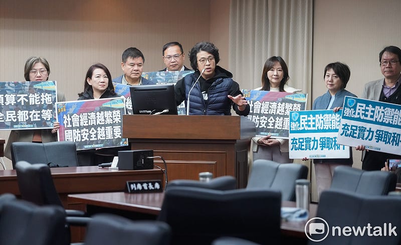 國民黨立院黨團書記長羅智強在藍白立委今在立院程序委員會再度擋下中央政府總預算案及1.25國防特別預算條例。圖為民進黨立委沈伯洋發言。&nbsp;&nbsp;&nbsp;圖：張良一/攝