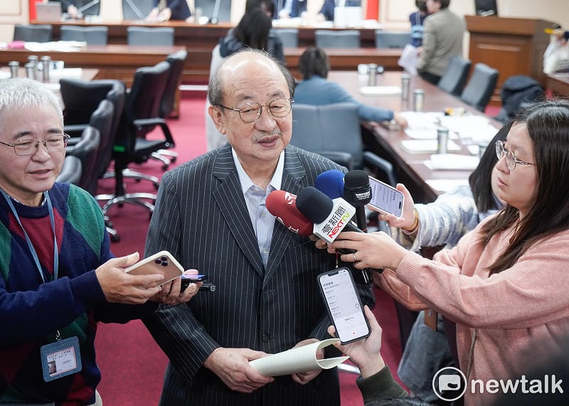 民進黨立院黨團總召柯建銘今現身立院程序委員會，對於藍白立委再度擋下中央政府總預算案及1.25國防特別預算條例後，會後回應媒體：「好事多磨，繼續努力，週五院會再處理」。&nbsp;&nbsp;&nbsp;圖：張良一／攝