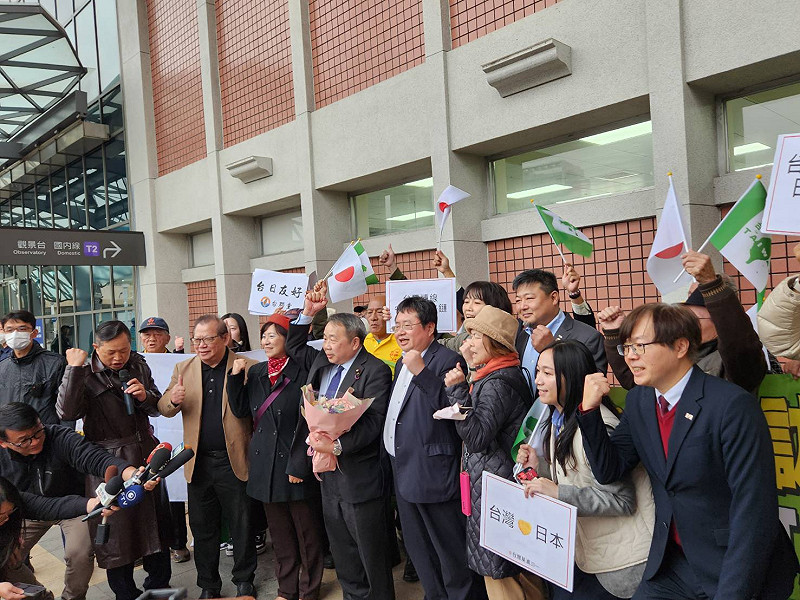 日本參議員石平（手持花者）6日抵台，印太戰略智庫、台灣基進黨、台聯黨、台灣國等政黨、民團到機場迎接石平訪台。&nbsp;&nbsp;&nbsp;圖：台灣國／印太戰略智庫提供