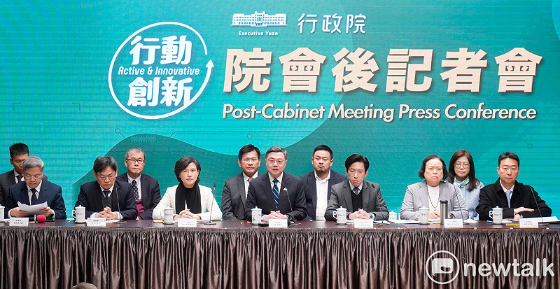 行政院長卓榮泰今（8）日在副院長鄭麗君、秘書長張惇涵以及多位內閣部會首長陪同下，舉行院會後記者會，卓榮泰在會中說明立法院尚未審議115年度，導致各部會新年度的新興計劃無法執行。&nbsp;&nbsp;&nbsp;圖：張良一/攝
