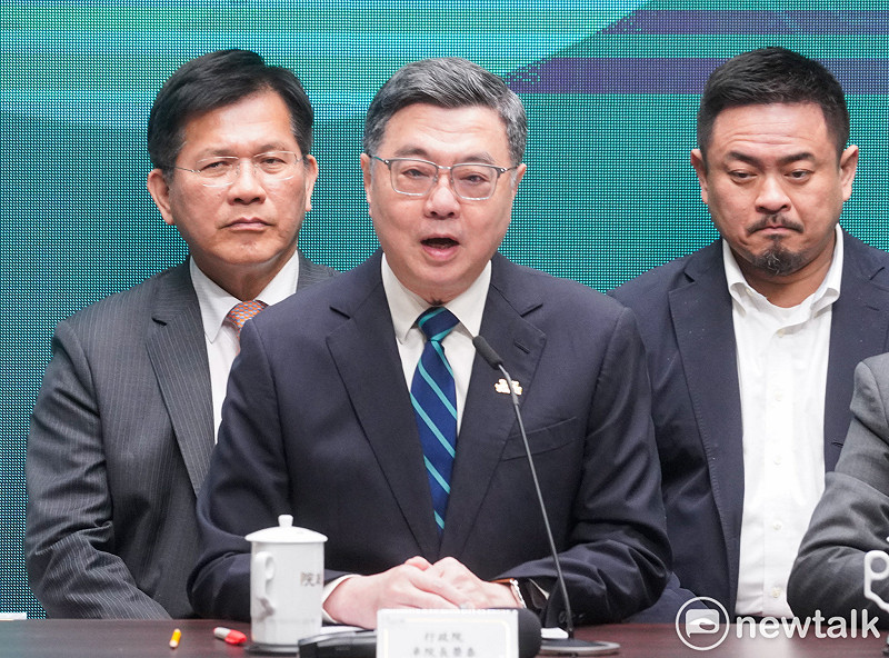 關切花蓮空軍基地F-16戰機事件及搜救進度，行政院長卓榮泰（中）今（8）日於行政院會表示，非常遺憾發生此事，務必持續全力搜救。&nbsp;&nbsp;&nbsp;圖：張良一/攝