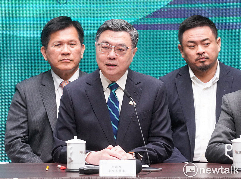 行政院長卓榮泰今（8）日在副院長鄭麗君、秘書長張惇涵以及多位內閣部會首長陪同下，舉行院會後記者會，卓榮泰在會中說明立法院尚未審議115年度，導致各部會新年度的新興計劃無法執行。&nbsp;&nbsp;&nbsp;圖：張良一/攝