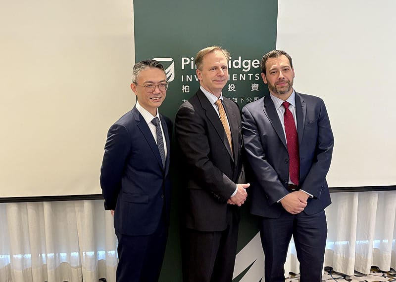 柏瑞投信今（8）日舉行 2026 投資展望會。左為柏瑞投信投資長黃軍儒、中為大都會投資管理首席市場策略師 Drew Matus、右為柏瑞投資投資級固定收益研究分析師 Michael Schaller。&nbsp;&nbsp;&nbsp;圖：黃偉柏／攝影