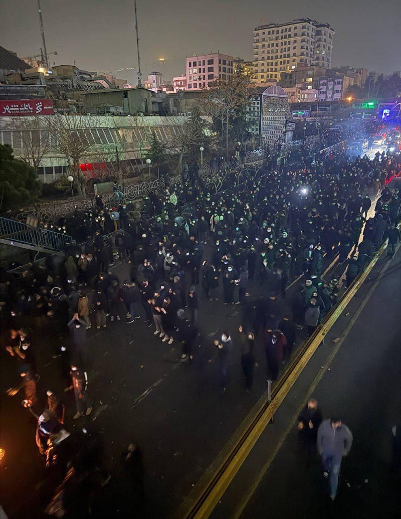  黑蘭西北部的普納克社區出現大規模抗議人群。 圖：翻攝自 X 帳號 @Baoliageming64 