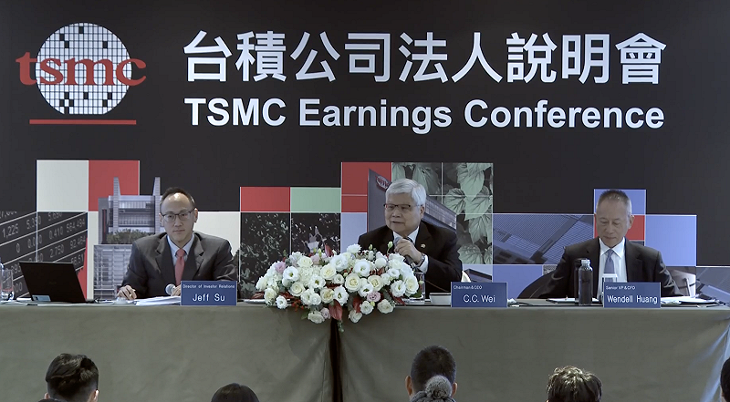 台積電董事長暨總裁魏哲家指出，受惠於 AI 應用對先進製程需求續強，公司去年美元營收已創高，2026 年預估美元營收估年增近 3 成，維持強勁成長。&nbsp;&nbsp;&nbsp;圖：截至台積電法說直播畫面