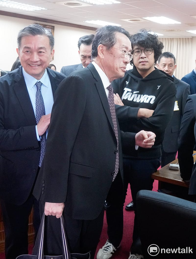  國防部長顧立雄上午到立院國防委員會報告1.25兆國防預算條例後受訪。 圖：張良一/攝 