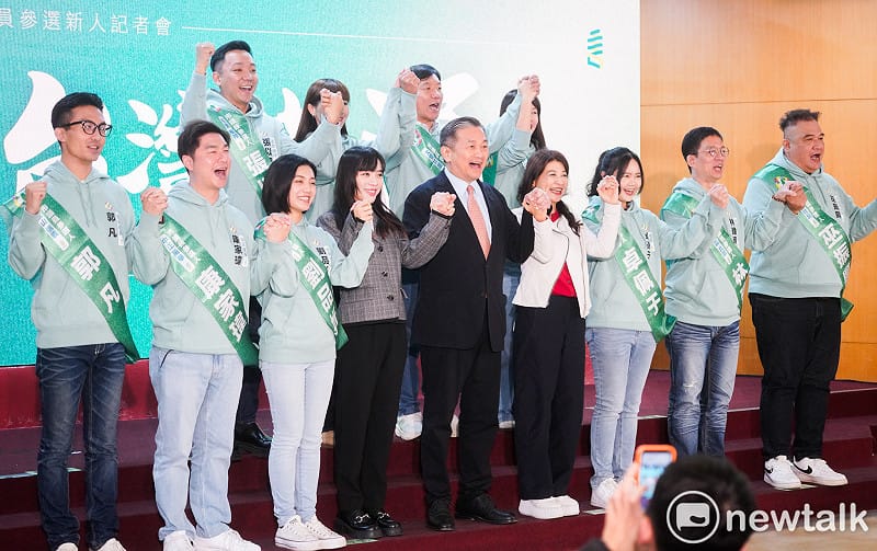 湧言會召集人、立法委員王定宇、林楚茵、黃捷出席湧言全國議員參選新人「十一登場，勢不可擋」 全國議員參選新人記者會 ，並高呼凍蒜！&nbsp;&nbsp;&nbsp;圖：張良一/攝