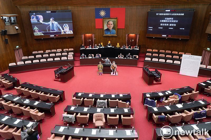 立法院全院委員會今（21）天擬邀請被彈劾人總統賴清德列席說明，由於賴總統以「立法院無直接向總統問責之權」為由未列席，藍白立委輪番上台砲轟賴總統。圖為國民黨立院黨團書記長羅智強發言。&nbsp;&nbsp;&nbsp;圖：張良一/攝