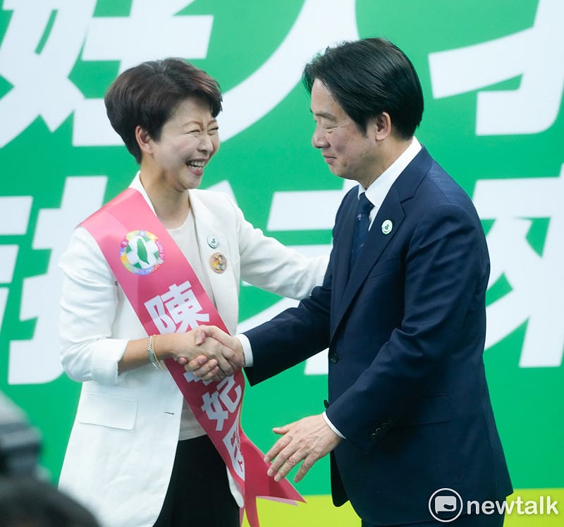 身兼民進黨主席的賴清德總統為民進黨台南市長被提名人陳亭妃披上彩帶後，陳亭妃向賴清德握手致意。&nbsp;&nbsp;&nbsp;圖：張良一/攝