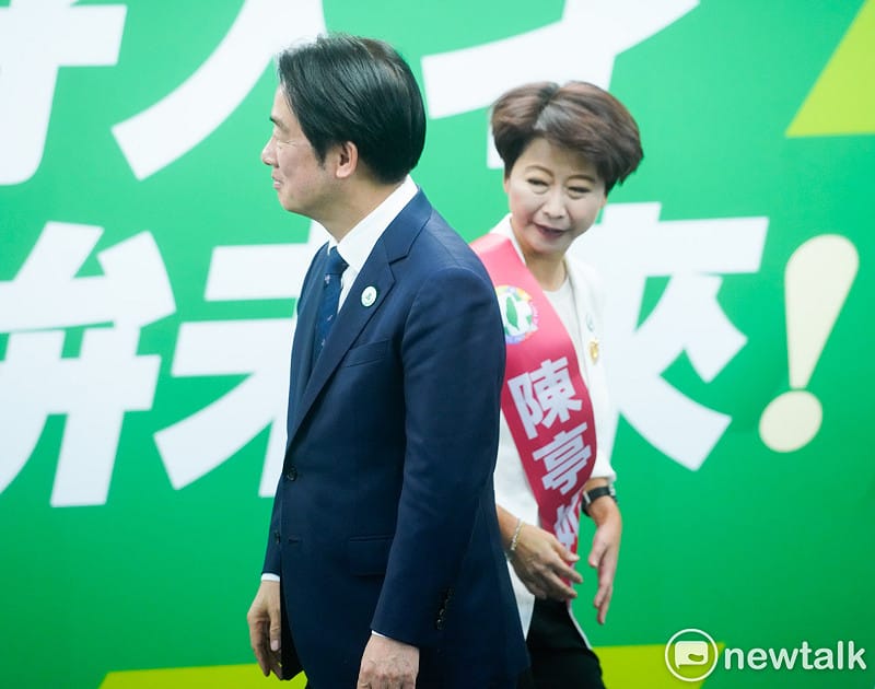  民進黨台南市長被提名人陳亭妃向身兼民進黨主席的賴清德總統握手致意後，走向攝影位置。 圖：張良一／攝 