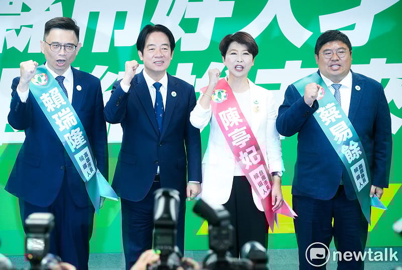  身兼民進黨主席的總統賴清德和民進黨高雄市長被提名人賴瑞隆、台南市長被提名人陳亭妃和嘉義縣長被提名人蔡易餘在記者會中呼喊凍蒜口號。 圖：張良一／攝 
