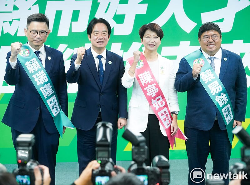 身兼民進黨主席的總統賴清德和民進黨高雄市長被提名人賴瑞隆、台南市長被提名人陳亭妃和嘉義縣長被提名人蔡易餘在記者會中呼喊凍蒜口號。&nbsp;&nbsp;&nbsp;圖：張良一/攝