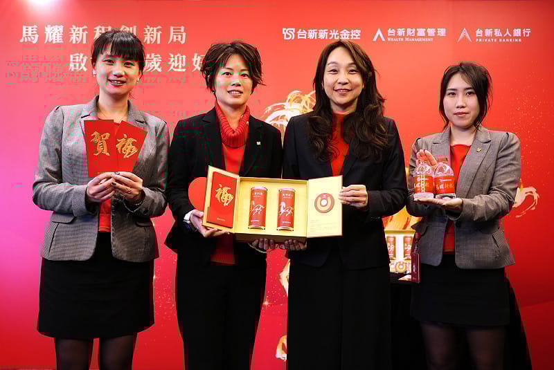 台新銀行個人金融事業總處執行長包國儀（右二）宣布，推出專為財富管理貴賓設計的限量「金庫納財禮盒」。&nbsp;&nbsp;&nbsp;圖：台新金控／提供