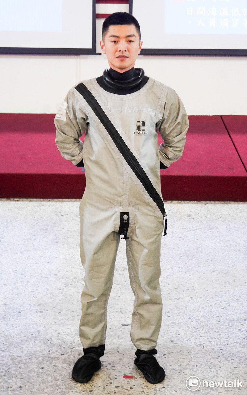 空軍今公佈飛行員配備的OTS-600型防寒飛行衣，空軍表示，當日間海溫低溫低於18度，夜間海溫低於20度，飛行員就必須穿上防寒飛行衣執行飛行任務。空軍預定在3月底發放給全軍的飛行員。&nbsp;&nbsp;&nbsp;圖：張良一/攝