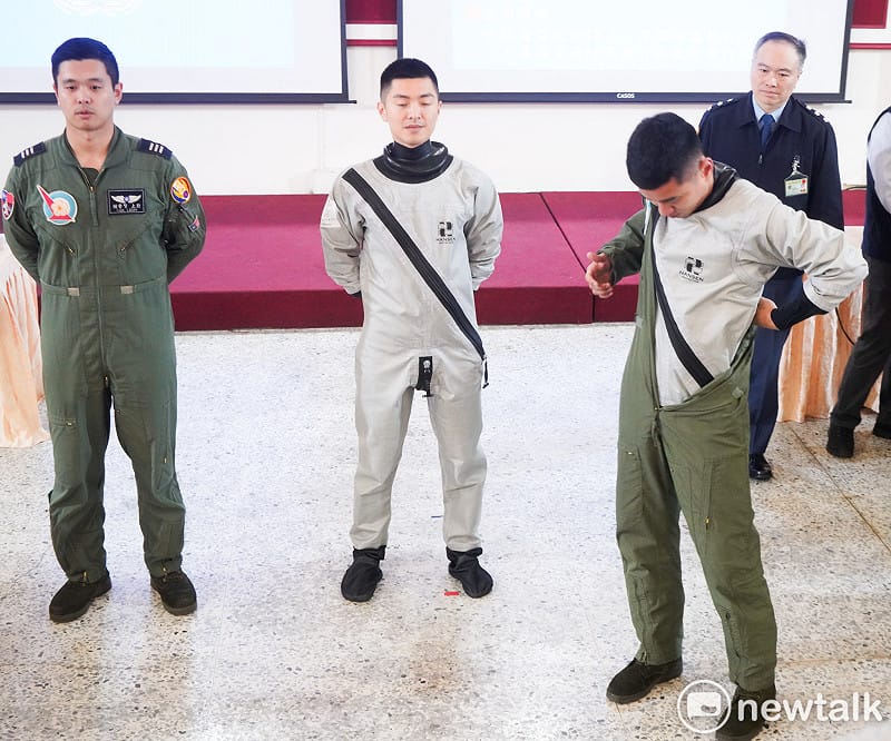 空軍今公佈飛行員配備的OTS-600型防寒飛行衣，空軍表示，當日間海溫低溫低於18度，夜間海溫低於20度，飛行員就必須穿上防寒飛行衣執行飛行任務。空軍預定在3月底發放給全軍的飛行員。&nbsp;&nbsp;&nbsp;圖：張良一/攝