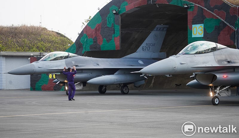 空軍第四戰術戰鬥機聯隊進行緊急起飛演練。圖為一位機工長引導戰機出機堡。&nbsp;&nbsp;&nbsp;圖：張良一/攝