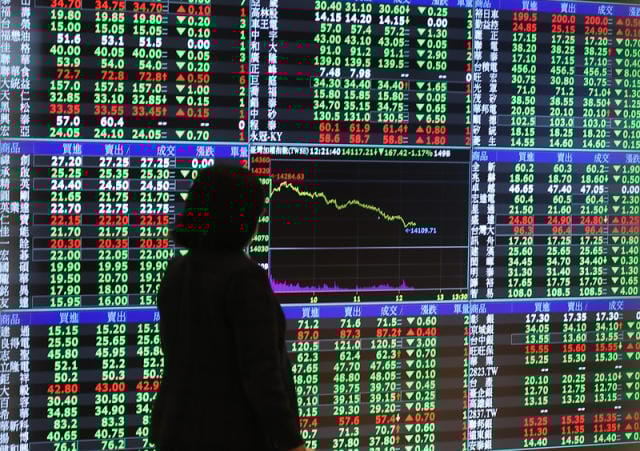 台股今（30）日反彈開高後進入震盪，盤中最低跌逾 530 點，終場收在 32,063.75 點，成交量 9,091.56 億元。三大法人合計賣超 636.84 億元。&nbsp;&nbsp;&nbsp;（示意圖）