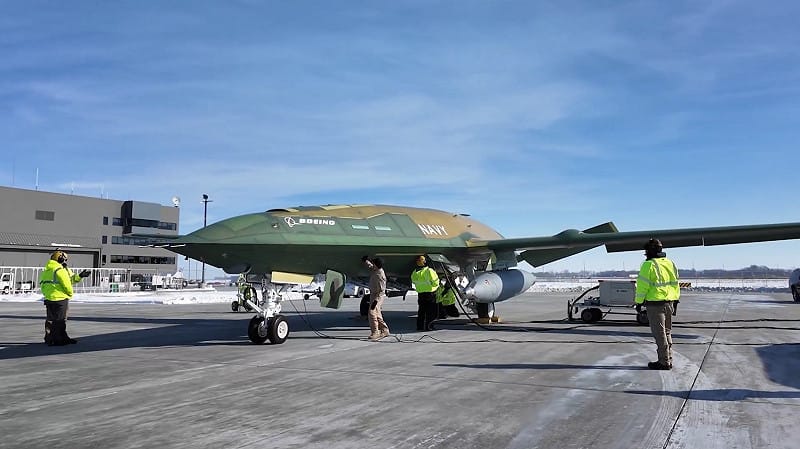  最新釋出的影像也揭露了 MQ-25 多項設計細節，包括位於機身上方、採齊平式設計的進氣口，以及嵌於機身內部的引擎排氣結構。 圖：翻攝自 X 帳號 @Boeing Defense 