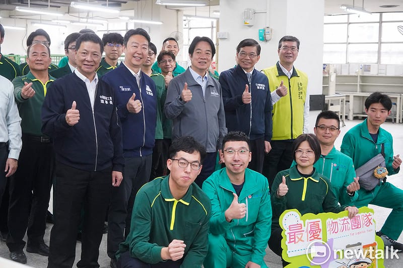 賴清德總統今（2） 天上午在交通部長陳世凱、中華郵政董事長王國材的陪同下，前往台北郵局春慰勉快捷郵件投遞同仁。&nbsp;&nbsp;&nbsp;圖：張良一/攝