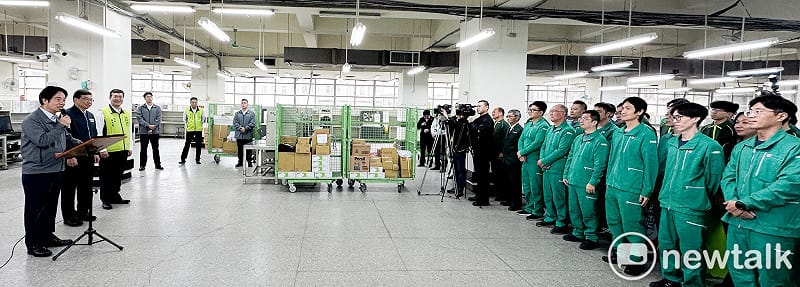 賴清德總統今（2） 天上午在交通部長陳世凱、中華郵政董事長王國材的陪同下，前往台北郵局春總統慰勉快捷郵件投遞同仁。&nbsp;&nbsp;&nbsp;圖：張良一/攝