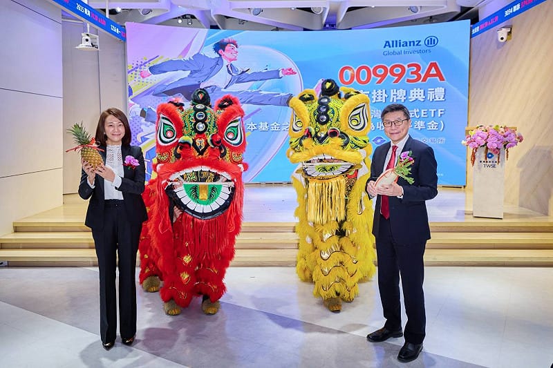 00993A掛牌上市當天特別安排紅、黃雙祥獅共舞，以寓意好彩頭與「旺」運臨門，象徵新年的豐盛與順遂，並揭出「安聯領勢、龍啟奔馬」對聯，獻上瑞氣臨門之意，增添掛牌喜慶。&nbsp;&nbsp;&nbsp;圖：安聯投信／提供