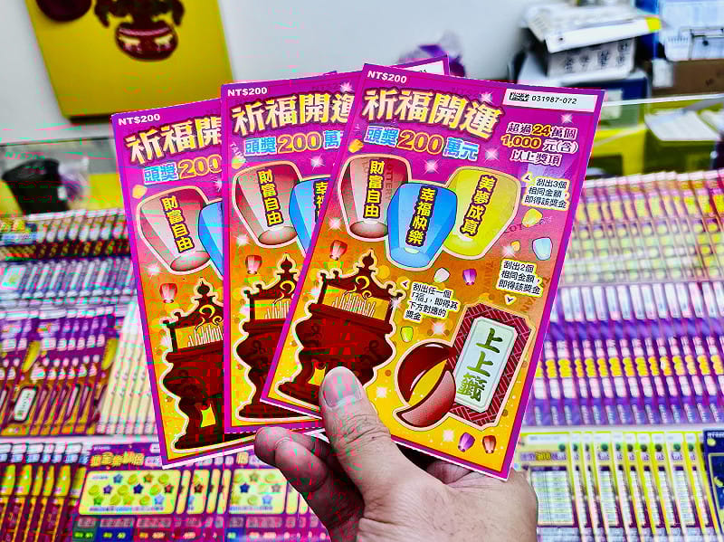 農曆春節將至，刮刮樂進入熱銷期，台彩公司今年共推出 15 款新遊戲，平時較少購買的人，也趁勢嚐鮮。&nbsp;&nbsp;&nbsp;圖：黃偉柏／攝影（示意圖）