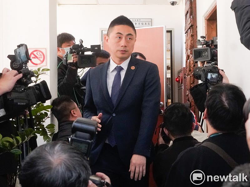 台北地檢署主任檢察官曾揚嶺帶隊搜索立委高金素梅位在立法院青島二館的辦公室。&nbsp;&nbsp;&nbsp;圖：張良一／攝