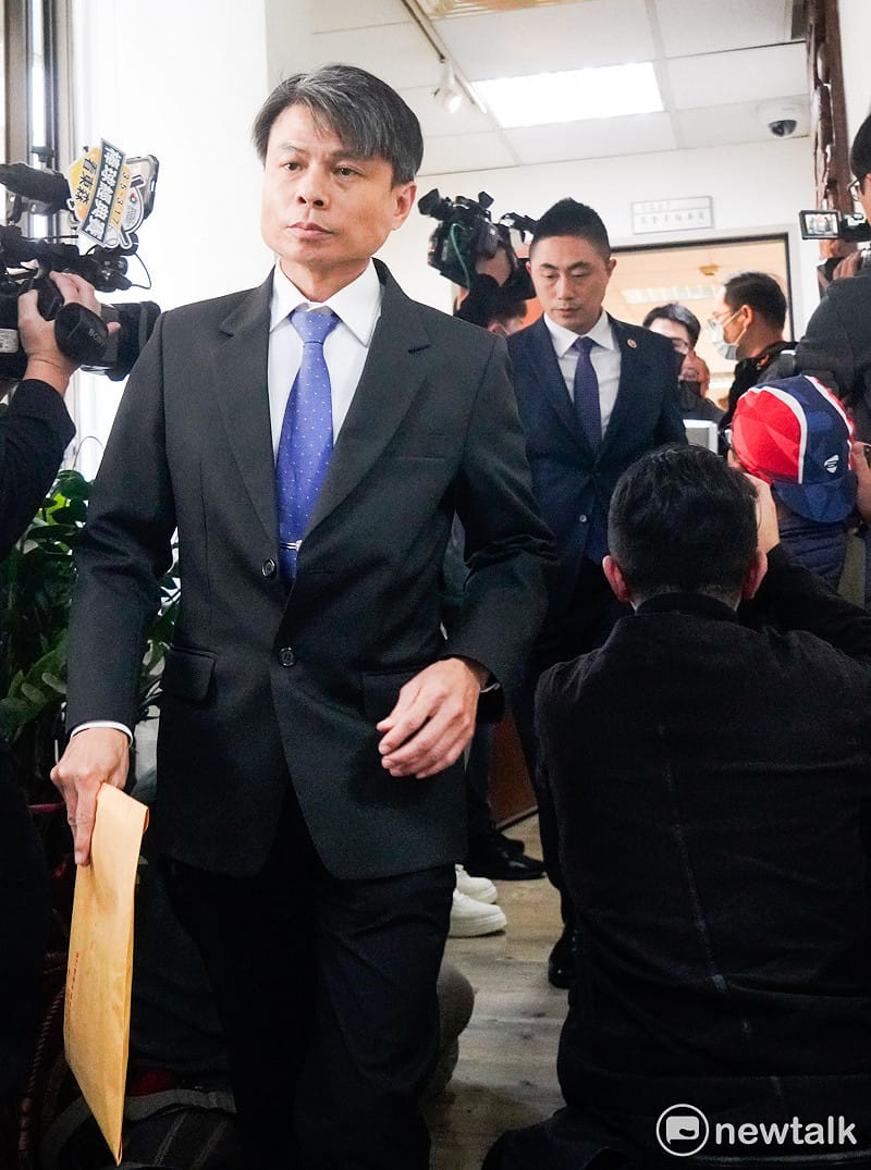 調查局國安站主任楊任之（左前）、北檢主任檢察官曾揚嶺共同率隊搜索立委高金素梅辦公室，並帶回相關物證。&nbsp;&nbsp;&nbsp;圖：張良一／攝