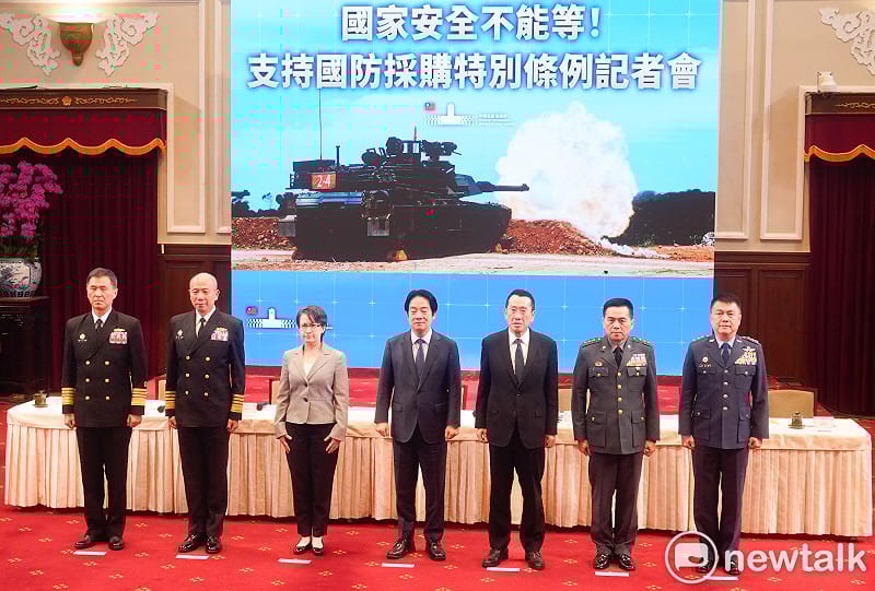  總統賴清德上午率副總統蕭美琴、國防部長顧立雄、參謀總長梅家樹和三軍司令在總統府主持「國家安全不能等！支持國防採購特別條例」記者會，呼籲立法院儘速審查1.25兆國防特別預算條例。 圖：張良一/攝 