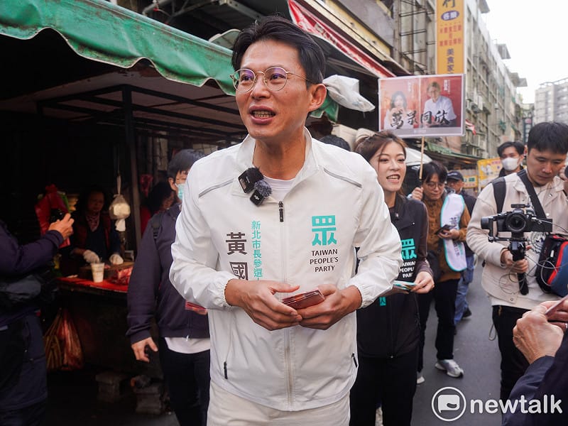 有意角逐新北市長的民眾黨主席黃國昌上午到板橋福德市場掃街拜票。&nbsp;&nbsp;&nbsp;圖：張良一/攝