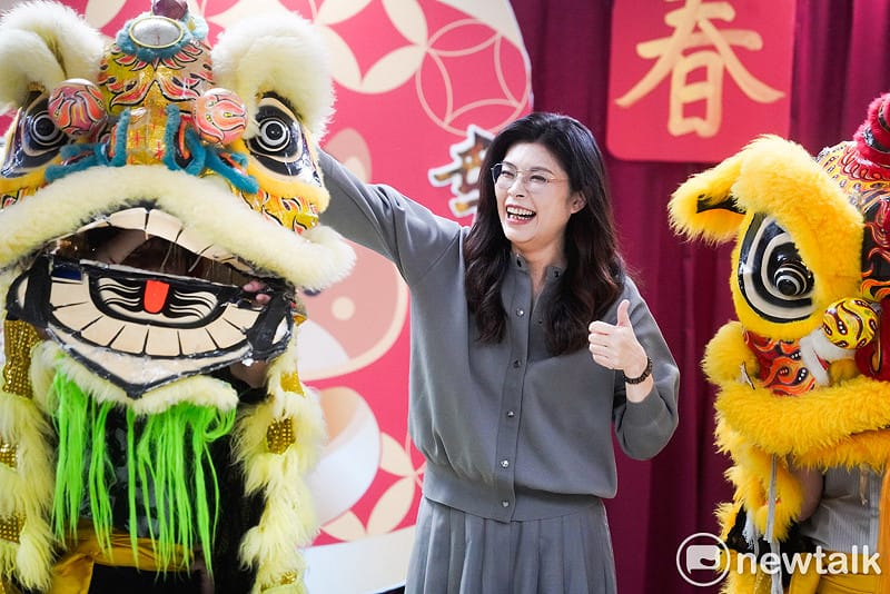國民黨主席鄭麗文今主持新春團拜，她在會中並未循往例往舞獅嘴裡塞紅包，而是摸摸獅頭。&nbsp;&nbsp;&nbsp;圖：張良一/攝