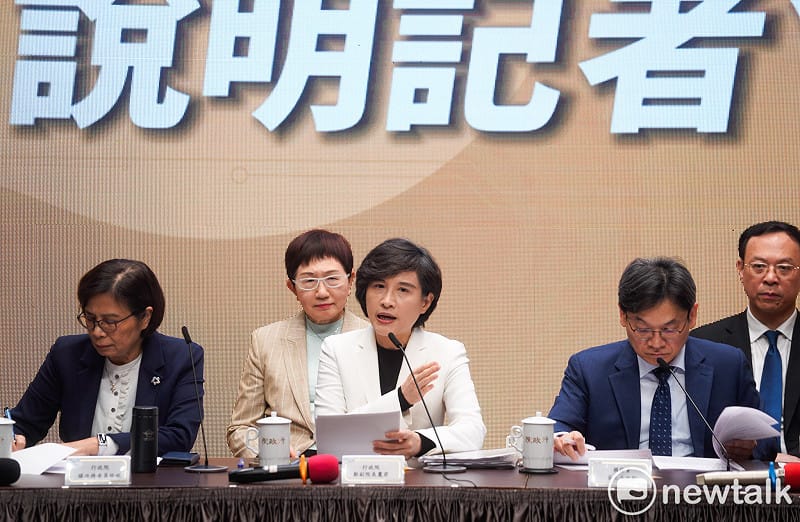 行政院副院長鄭麗君率政委楊珍妮等相關部會首長舉行「關稅最新情勢說明記者會」。&nbsp;&nbsp;&nbsp;圖：張良一/攝