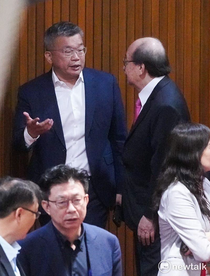  民進黨立院黨團總召柯建銘和新任總召的立委蔡其昌今日在議場後方交談。 圖：張良一/攝 