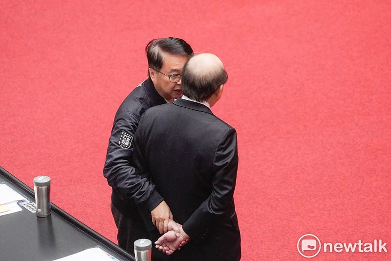 民進黨立院黨團總召柯建銘和立委吳秉叡在議場內交談。&nbsp;&nbsp;&nbsp;圖：張良一/攝