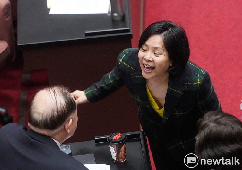 立法院今開議，目前仍具有中國籍身份的民眾黨立委李貞秀握向國民黨立委陳永康等人致意。&nbsp;&nbsp;&nbsp;圖：張良一/攝