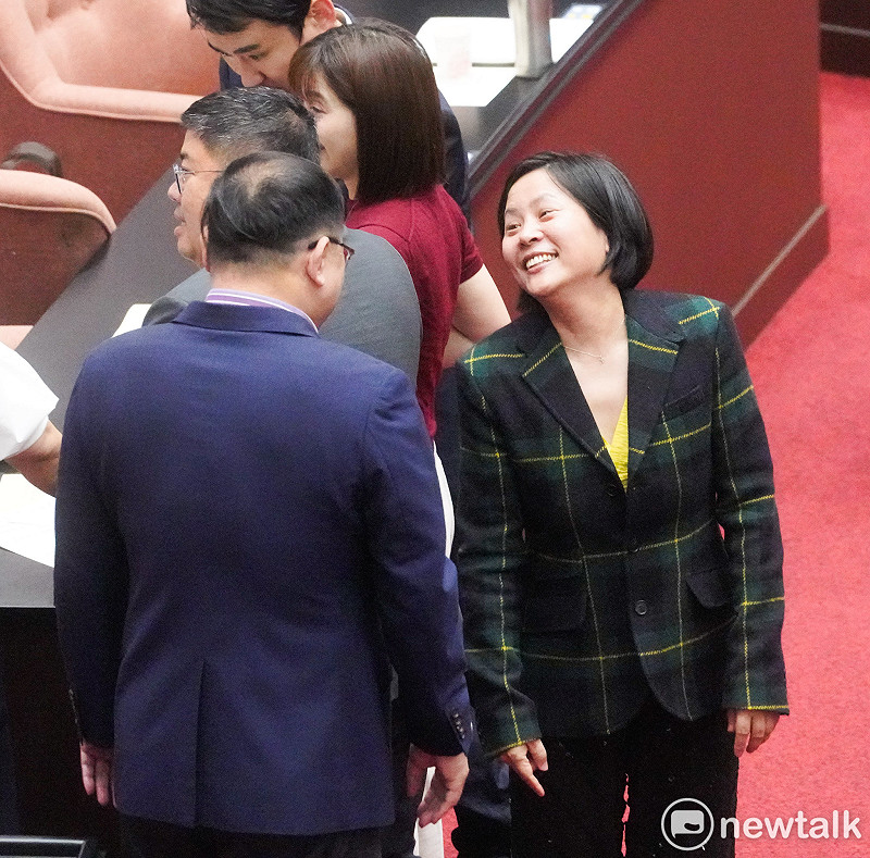 立法院今開議，目前仍具有中國籍身份的民眾黨立委李貞秀和民進黨立委王義川在議場內愉快的交談。&nbsp;&nbsp;&nbsp;圖：張良一/攝