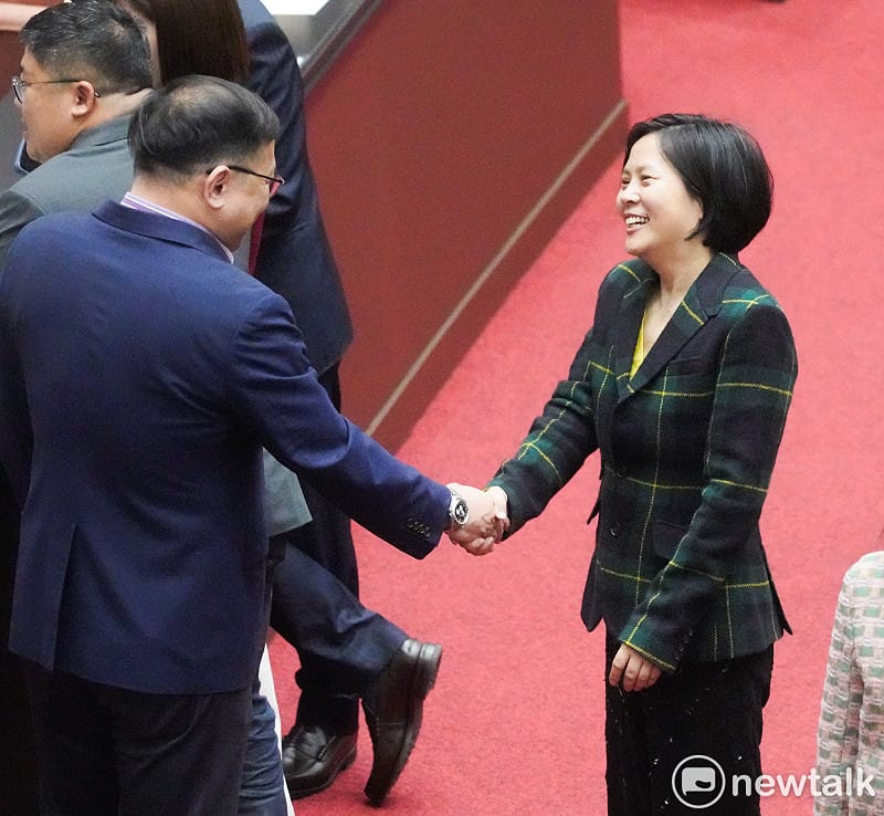 立法院今開議，目前仍具有中國籍身份的民眾黨立委李貞秀和民進黨立委王義川在議場內愉快的交談。&nbsp;&nbsp;&nbsp;圖：張良一/攝