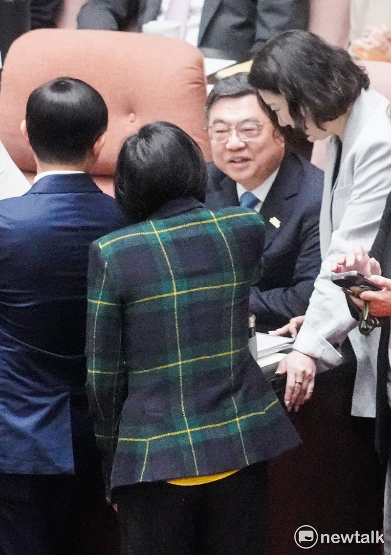 立法院今開議，目前仍具有中國籍身份的民眾黨立委李貞秀（綠色格子外套）主動向行政院長卓榮泰致意。&nbsp;&nbsp;&nbsp;圖：張良一 / 攝