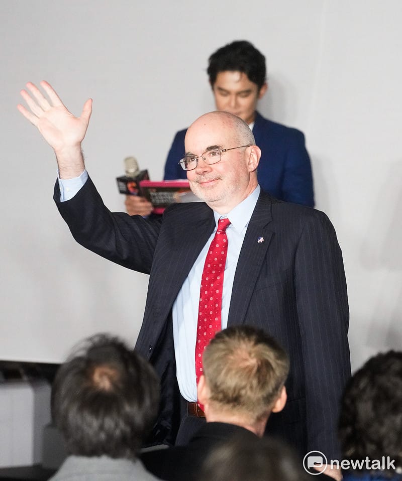 2026台北燈節今晚在花博展區點燈儀式，點亮《變形金剛 TRANSFORMERS》-柯博文主燈後，正式揭開序幕。圖為應邀參與點燈儀式的AIT台北辦事處處長谷力言。&nbsp;&nbsp;&nbsp;圖：張良一/攝