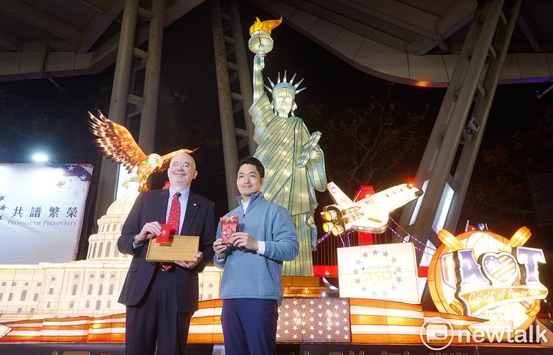 2026台北燈節今晚在花博展區點燈儀式，點亮《變形金剛 TRANSFORMERS》-柯博文主燈後，正式揭開序幕。圖為台北市長蔣萬安和AIT台北辦事處處長谷立言共同出席AIT主題花燈點燈儀式。&nbsp;&nbsp;&nbsp;圖：張良一/攝