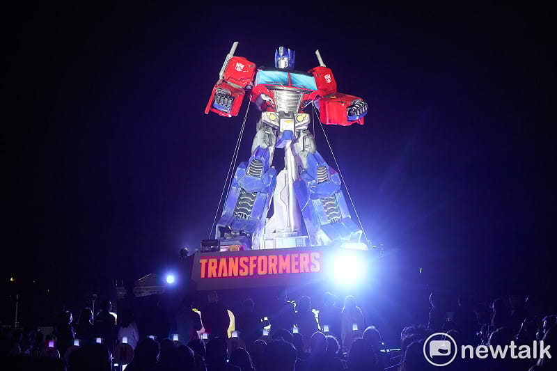 2026台北燈節今晚在花博展區點燈儀式，點亮《變形金剛 TRANSFORMERS》-柯博文主燈後，正式揭開序幕。&nbsp;&nbsp;&nbsp;圖：張良一/攝