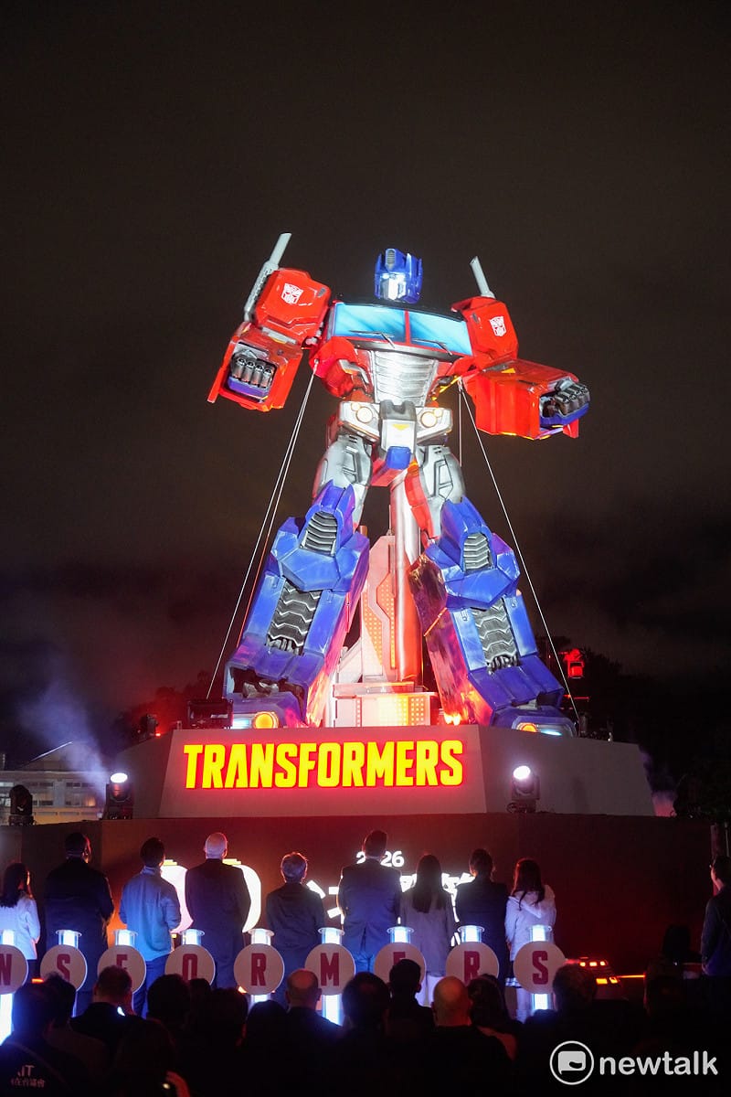2026台北燈節今晚在花博展區點燈儀式，點亮《變形金剛 TRANSFORMERS》-柯博文主燈後，正式揭開序幕。&nbsp;&nbsp;&nbsp;圖：張良一/攝