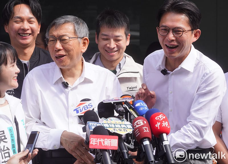 民眾黨創黨主席柯文哲、黨主席黃國昌出席民眾黨2026開工團拜後受訪，兩人為了該誰先講，相互謙讓一番。&nbsp;&nbsp;&nbsp;圖：張良一/攝