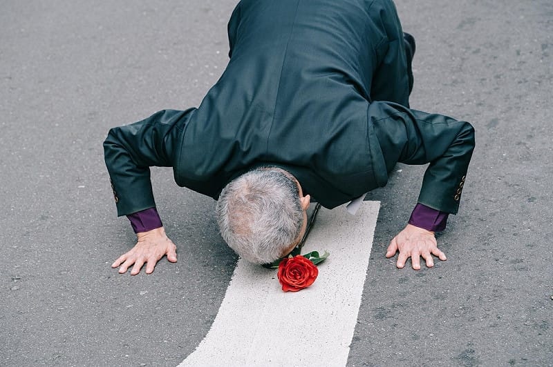  途經228事件事發地的天馬茶房時，由林宗正牧師會代表遊行隊伍，進行獻花儀式紀念受難者，並於獻花後親吻土地，對這片見證與承接我們台灣人苦難的土地，表達感激與祝福。 圖：228.0紀念行動攝影組提供 