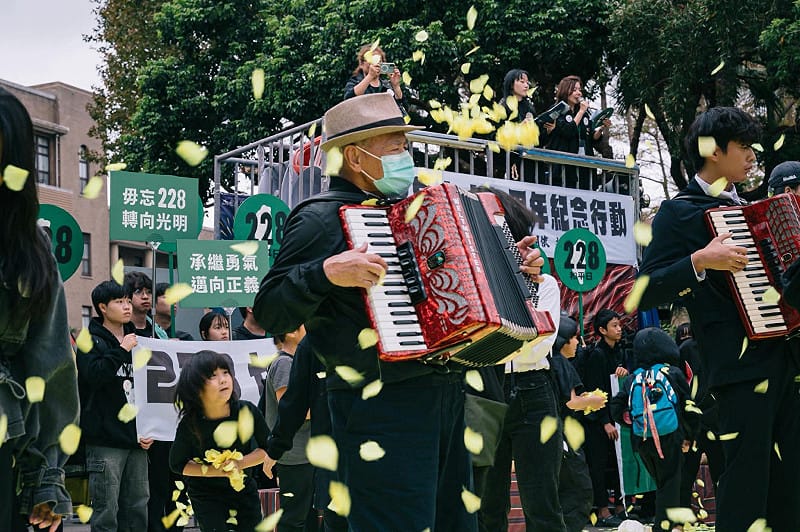  《228·0紀念行動》最後是長春花祝福儀式。長春花是白色恐怖受難者高一生得到第一架鋼琴時，看到屋外的長春花所做的曲子，長春花象徵著高一生對土地與族人無悔的付出，期勉世人也要在前輩的祝福中，不讓任何人出賣這塊土地。 228.0紀念行動攝影組提供 