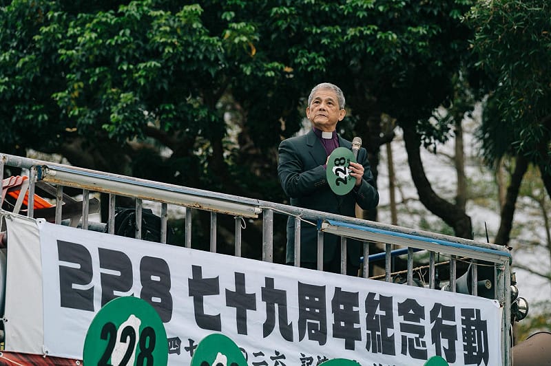  林宗正牧師帶領默哀與祝禱，期待台灣民主的光，能照進更多黑暗的角落，陪伴世界上其他與威權奮鬥的夥伴們希望。 228.0紀念行動攝影組提供 