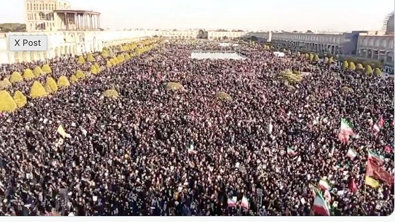  民眾在德黑蘭的廣場上為哈米尼默哀，伊朗人的情緒呈現出矛盾、斯裂情況。 圖：翻攝自@PressTV 