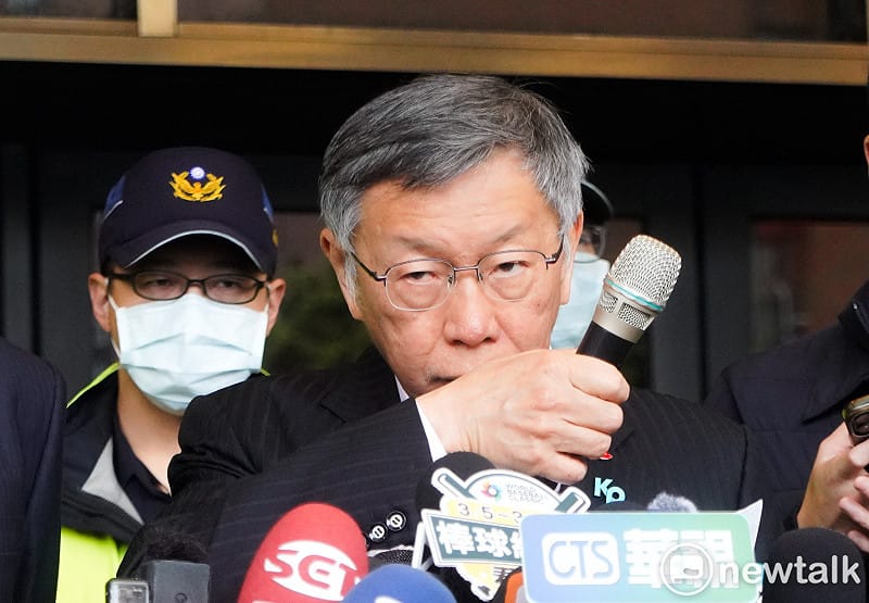 台灣民眾黨創黨主席柯文哲在法務部大門前舉行「追溯惡檢濫權 守護司法防線」記者會。&nbsp;&nbsp;&nbsp;圖：張良一 / 攝