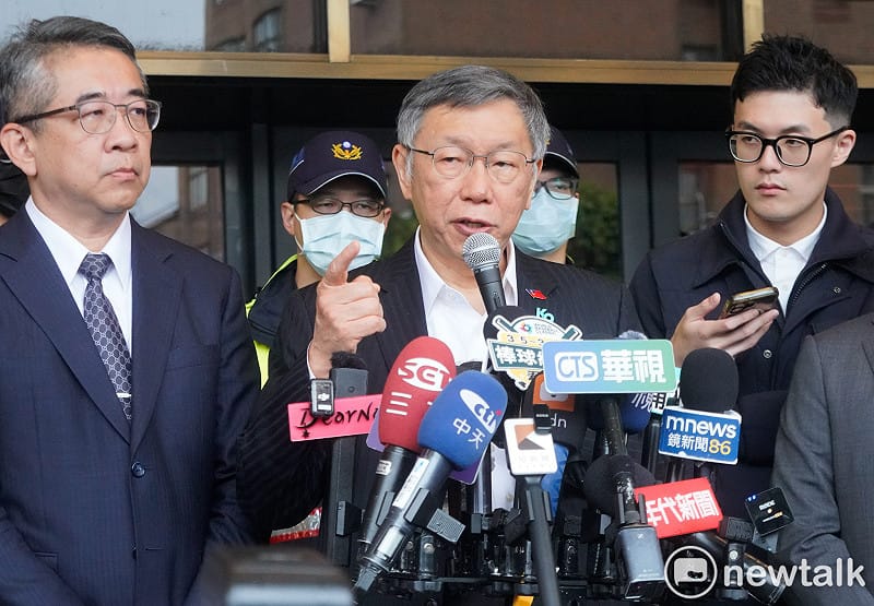 台灣民眾黨創黨主席柯文哲在法務部大門前舉行「追溯惡檢濫權 守護司法防線」記者會。&nbsp;&nbsp;&nbsp;圖：張良一 / 攝