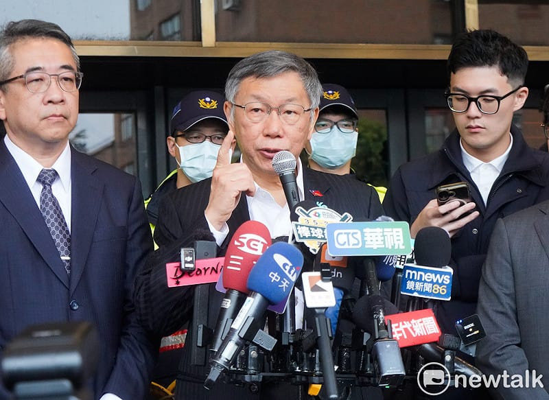 台灣民眾黨創黨主席柯文哲在法務部大門前舉行「追溯惡檢濫權 守護司法防線」記者會。&nbsp;&nbsp;&nbsp;圖：張良一 / 攝